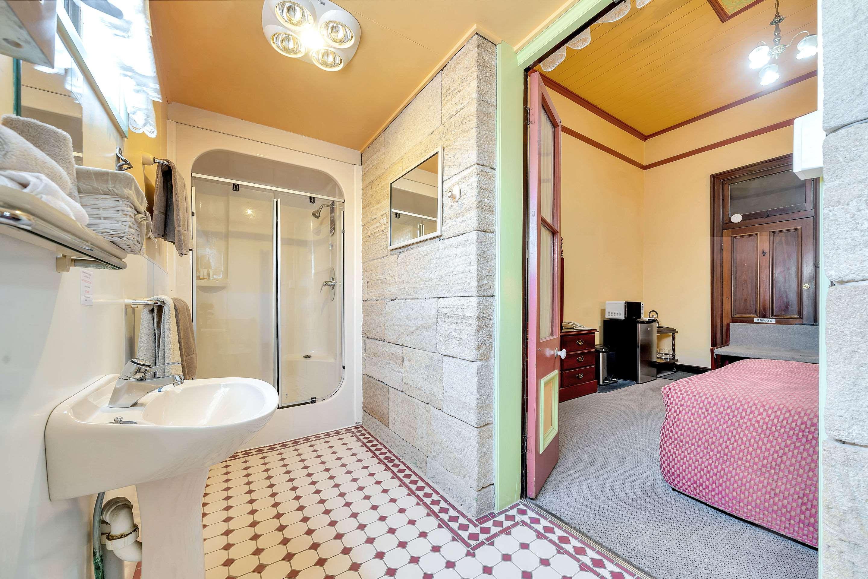 Warwick Settlers Inn Экстерьер фото
