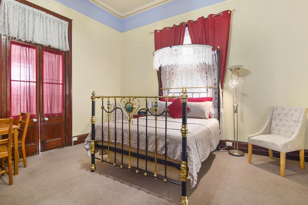 Warwick Settlers Inn Экстерьер фото