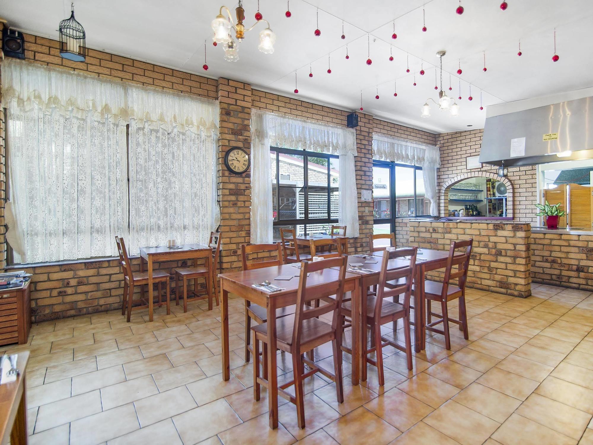Warwick Settlers Inn Экстерьер фото